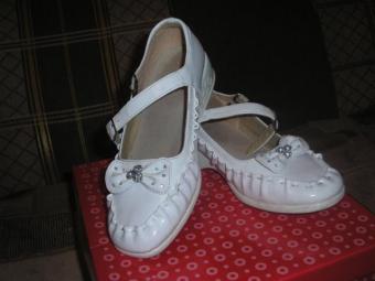 Продам туфли белые новые в Артёмовске